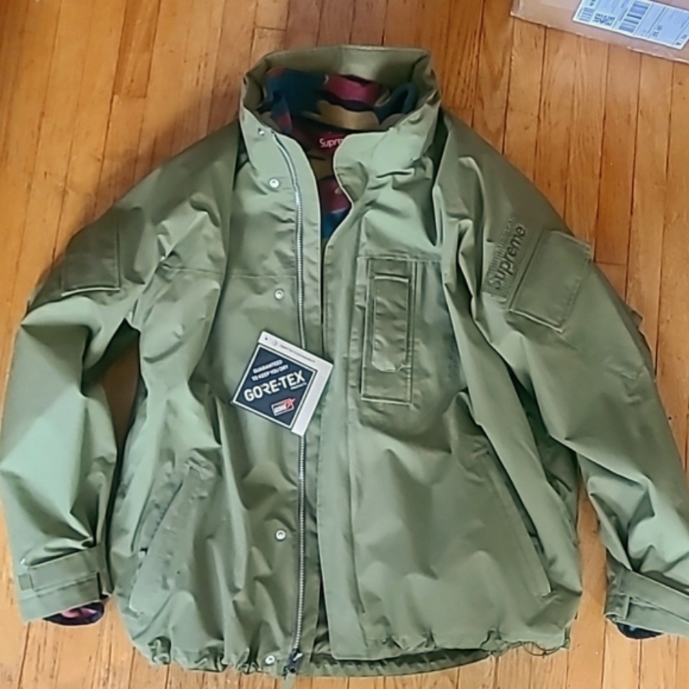 Supreme gore tex jacket with removable fleece.